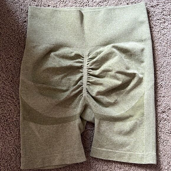 NWOT Women’s Size M High Waisted Workout scrunched booty shorts olive green - Picture 2 of 7